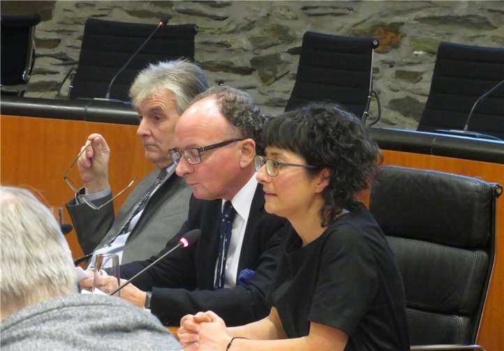 Die Stadtspitze und Mehtap Thuran, Vorsitzende der Aktionsgemeinschaft Andernach Attraktiv.