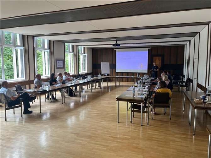 Die Stadtspitze und Mitarbeitende aus allen verschiedenen Fachbereichen nahmen an der Schulung zum Thema Stabsarbeit teil.  Foto: privat