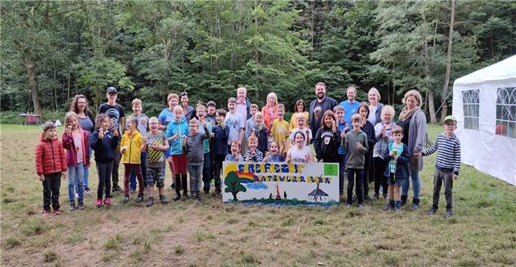 Die Stadtspitze war zu Gast bei der Sommerferienbetreuung im Brexbachtal und hatte natürlich auch wieder Eis im Gepäck. Foto: Stadt Bendorf
