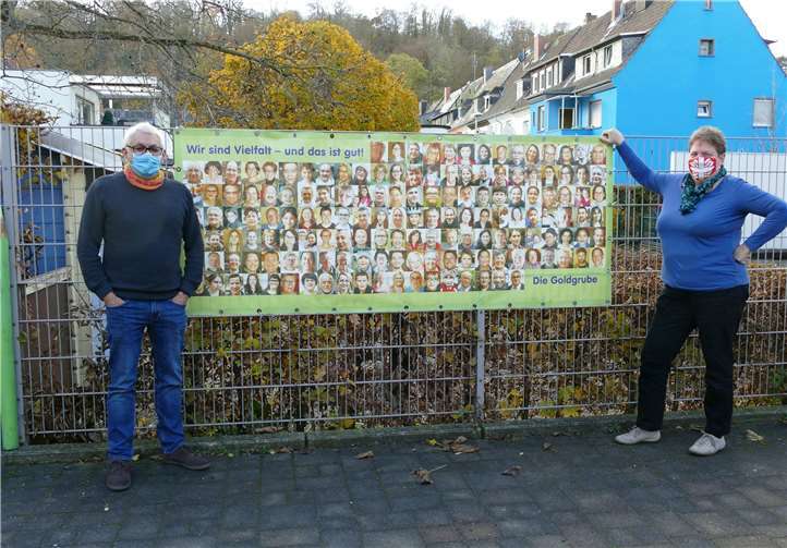 Die Stadtteilarbeit Goldgrube ist bestens vernetzt. Caritas-Mitarbeiterin Claudia Wickert arbeitet eng mit Bernd Kuhl von der Pfarrgemeinde St. Franziskus zusammen – auch bzw. gerade in Zeiten der Corona-Pandemie.Quellen: Caritasverband Koblenz e.V.