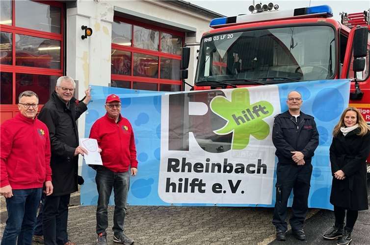 Die Stadtverwaltung freute sich, helfen zu können (v.l): Andreas Klassen, Bürgermeister Ludger Banken, Alfred Eich, Stadtbrandmeister Jörg Kirchhartz, 1. Beigeordnete Daniela Hoffmann. Fotos: privat