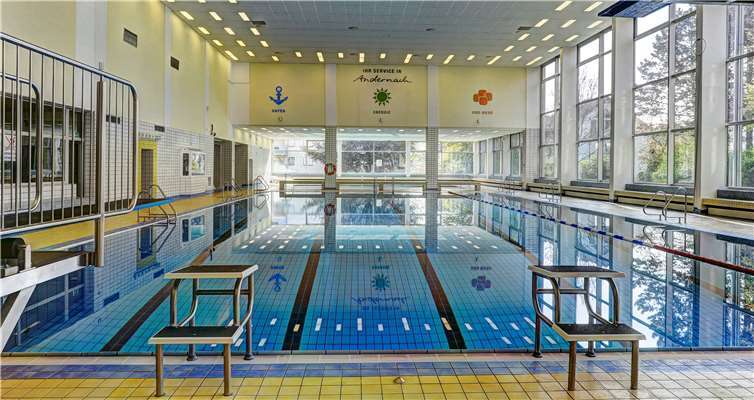 Die Stadtwerke Andernach informieren über die Wiedereröffnung des Andernacher Hallenbads.Foto: Meta Welling