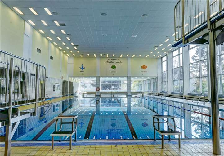 Die Stadtwerke Andernach informieren über die Wiedereröffnung des Andernacher Hallenbads.Foto: Meta Welling