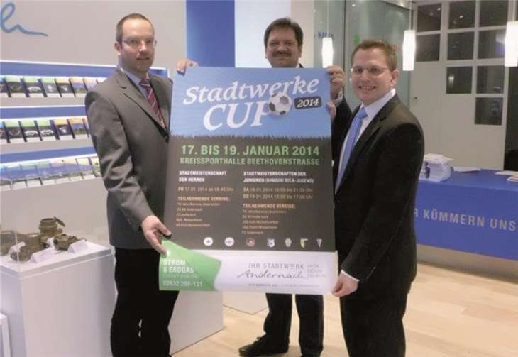 Die Stadtwerke-Geschäftsführer Jan Deuster (links) und Lars Hörnig (rechts) freuen sich mit Viktor Rehl (Mitte) vom Turnierausrichter TG Jahn Namedy auf spannende Turniere beim ersten Stadtwerke-Cup.privat