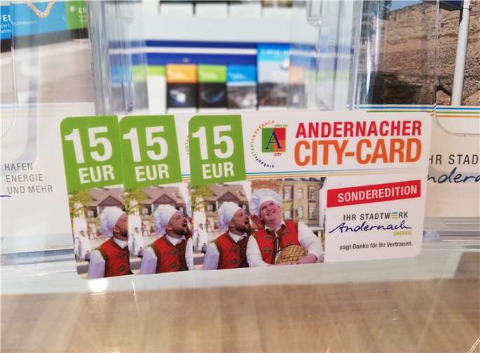 Die Stadtwerke luden die Bestandskunden von BäckerjungenStrom und BäckerjungenGas mit der City-Card im Wert von 15 Euro ein, Dienstleistungen oder Waren bei autorisierten Andernacher Einzelhändlern einzukaufen. Foto: Stadtwerke Andernach Energie GmbH
