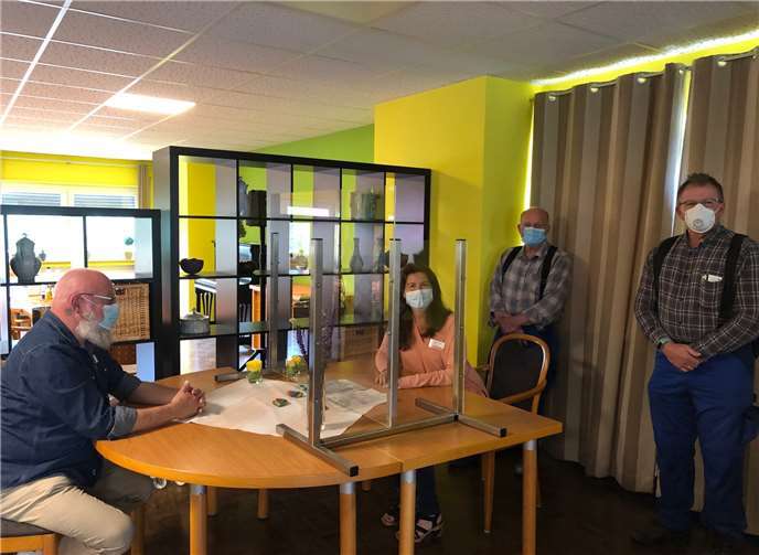 Die Ständer sind aus Edelstahl gefertigt und mit Scheiben aus Acrylglas kombiniert.Foto: privat