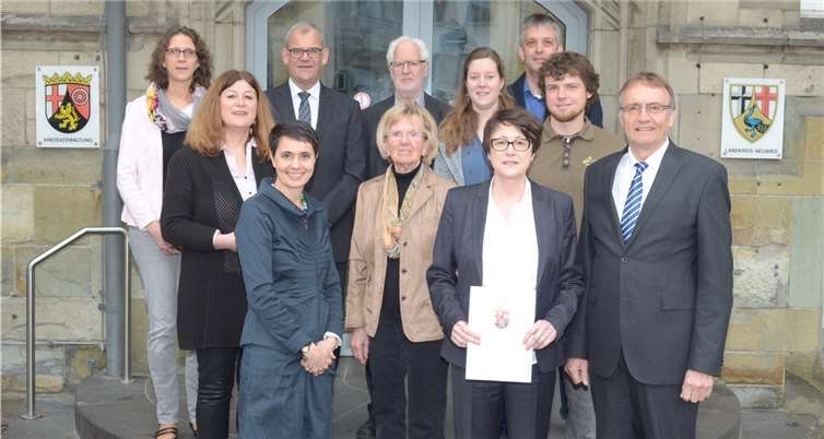 Die Ständige Vertreterin des Chefs der Staatskanzlei, Ministerialdirektorin Inge Degen (vordere Reihe neben Landrat Rainer Kaul), bei der Übergabe des Zuwendungsbescheids an den Landkreis Neuwied. Privat