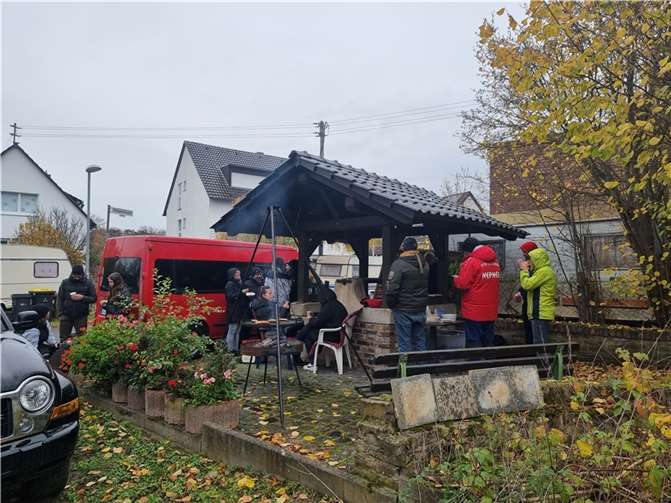 Die Stärkung für die Helfer hatten die Nachbarn bereitgestellt, die sich über den Baum sichtlich freuten. Quelle: CDU Rheinbach
