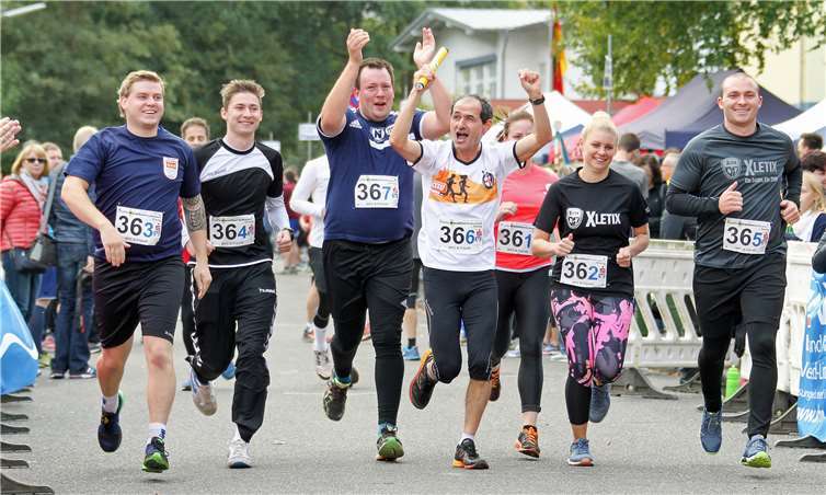 Die Staffel „WFC & Friends“ erreicht 2018 nach 42 km mit Spaß das Ziel. Foto: Eventfotografie24