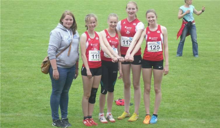 Die Staffel der weiblichen Jugend U16 gemeinsam mit ihrer Betreuerin; (v.l.n.r.) Jennifer Jüngling, Linda Zeitz, Lina Fliegel, Marie Lüddemann, Josefine Feiden.