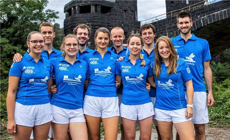 Die Stammformation der 1. Mannschaft, hinten v.re.: Max Stage, Thilo und Tobias Mund, Timm Griesbach und Neuzugang Leonard Johnson. Vorne v.re.: Theresa Ebertz und Sarah Kämpf; als Ersatz aus der Zweiten Annika Konder, Johanna Herbst und Annica Rohbeck.Foto: Anka Flossdorf