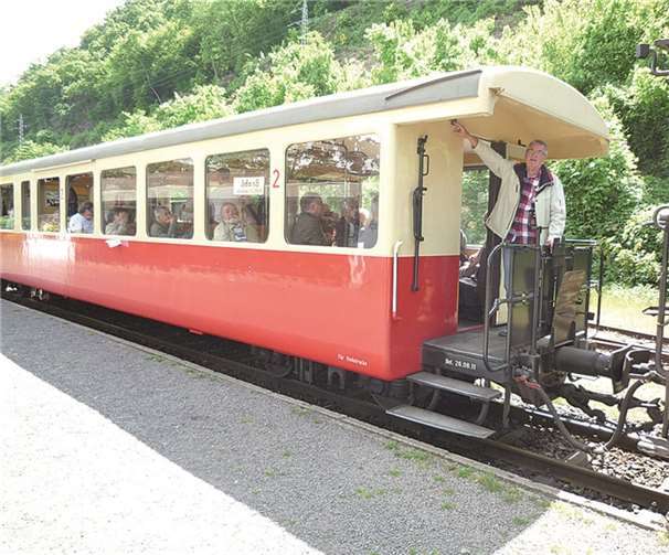 Die Stammtisch-Senioren im Wagen des „Vulkan-Express“ beim Start.