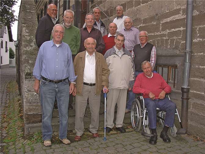 Die Stammtischbrüder vor dem Pfarrhaus, treffen sich jeden Sonntag. privat