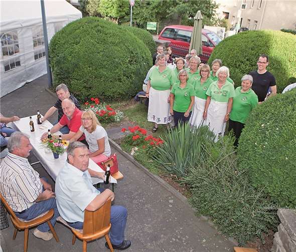 Die Stammtischfrauen „Kapellenmäuse“ aus Oeverich, Niederich und Beller freuten sich über einen guten Besuch bei ihren Kapellenfest, zu dem auch Pfarrer Alexander Burg gerne erschien. Jost