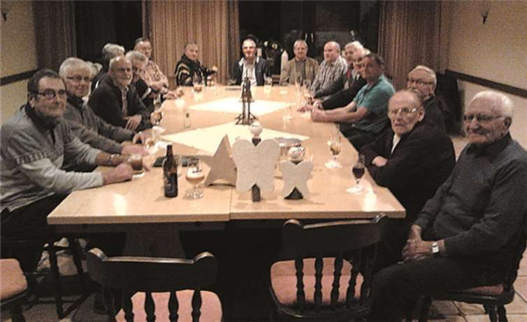 Die Stammtischfreunde hörten gespannt den Ausführungen von Walter Eberth zu. privat