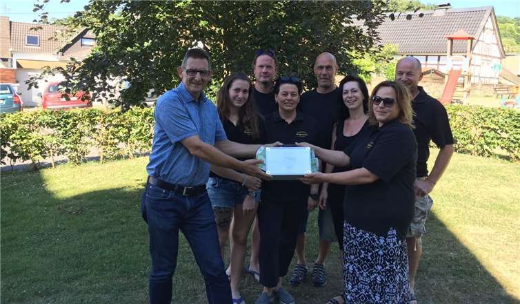 Die Stammtischmitglieder bei der Spendenübergabe an den Bürgermeister.Privat