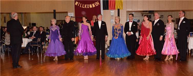 Die Standard-Turnierpaare eröffneten den Ball.Kerschsieper