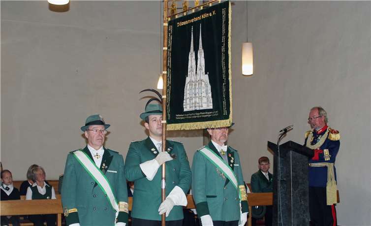Die Standartenabordnung der St. Sebastianus Schützenbruderschaft Ersdorf-Altendorf übergab die Diözesanstandarte an die Abordnung der St. Hubertus Schützenbruderschaft Fühlingen.
