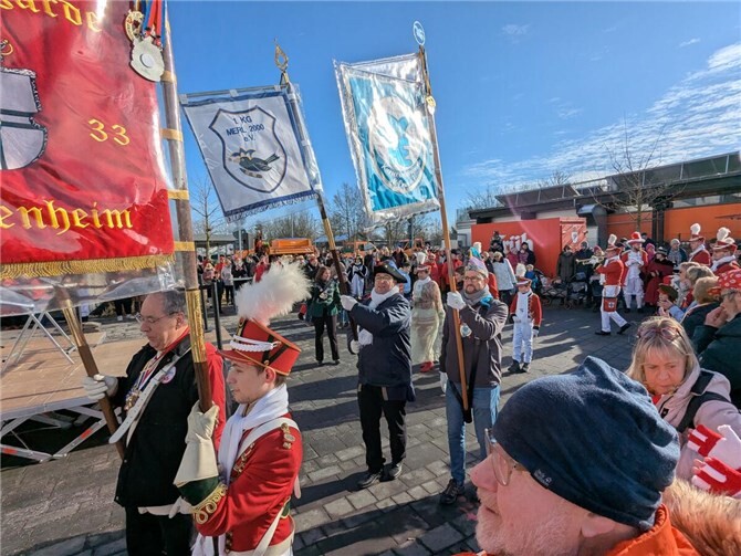 Die Standartenträger der beteiligten Vereine bildeten die erste Angriffswelle auf das Meckenheimer Rathaus.
