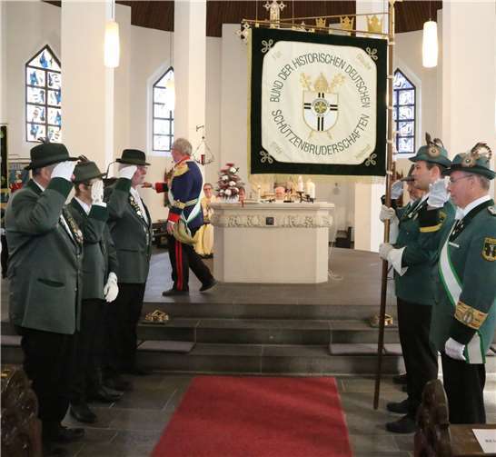 Die Standartenübergabe wurde feierlich in der Heiligen Messe vollzogen.