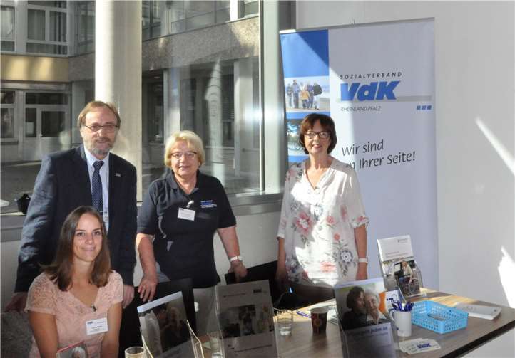 Die Standbesetzung des VdK (stehend v.l.) Kreisvorsitzender Hans Werner Kaiser, Christa Hümmerich, Gisela Stahl; (sitzend:) VdK-Mitarbeiterin Verena Claudy.  VdK Neuwied