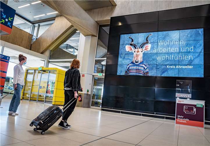 Die Standortkampagne AWstark! mit dem Slogan „Bock auf mehr Work-Life-Balance? Wohnen, arbeiten und wohlfühlen im Kreis Ahrweiler“ ist jetzt auch am Flughafen Köln/Bonn unter anderem auf der Videowall im Terminal 1 – Zentrale Ankunft – präsent.Foto: Bernhard Risse