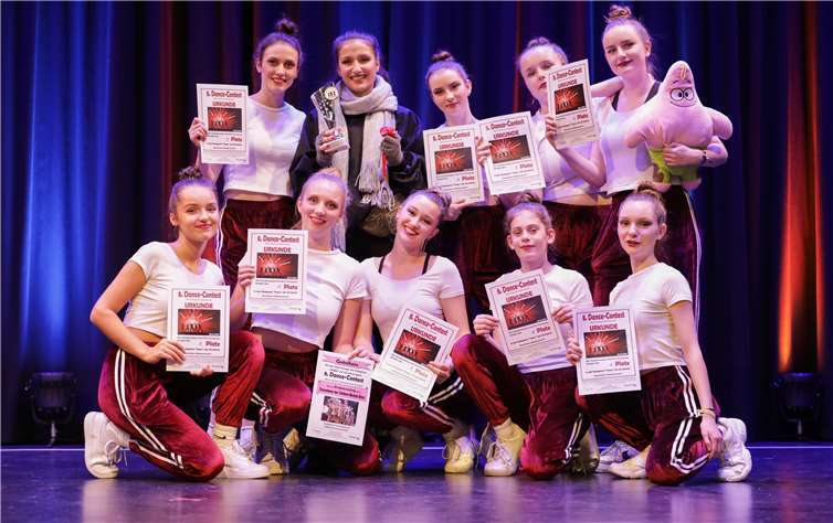 Die „Starfish Company“ freute sich über den Pokal für den ersten Platz.Fotos: CEW