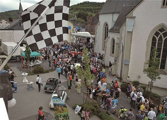 Die Start- und Zielflagge am Rathaus zeigt die Verbundenheit zum Nürburgring. UM