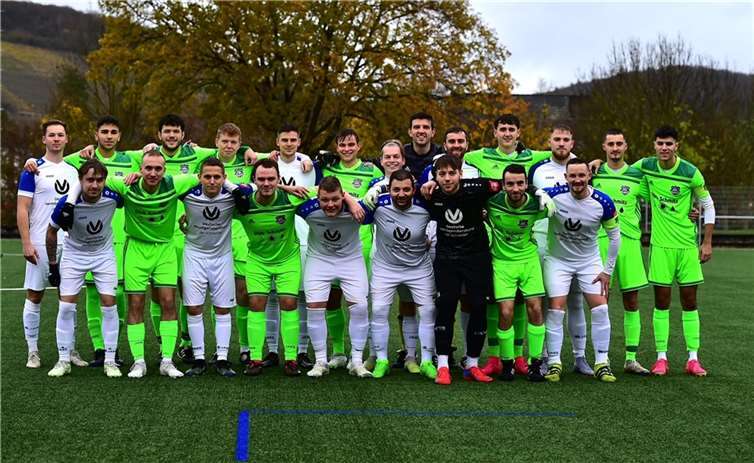 Die Startelf der zweiten und dritten Mannschaft der SGL Heimersheim gemeinsam vor dem Anpfiff.  Foto: Wolfgang Schade