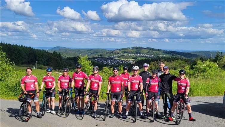 Die Starter und Starterinnen der Erwachsenenklassen beim Bergzeitfahren nach Langscheid. Foto: Jörg Krechel