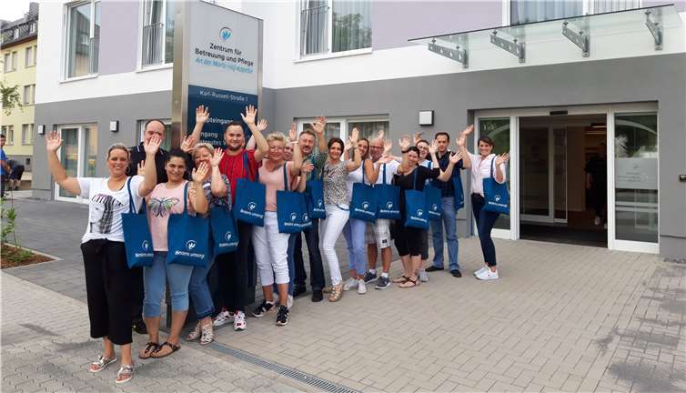Einrichtung begrüßt erste Bewohner Die Startmannschaft, die aus Pflegefachkräften, Pflegehilfskräften, Betreuungsdienst und Mitarbeiter aus der Verwaltung besteht.Fotos: Curanum AG