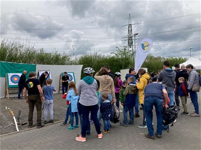 Die Station des Bogenschützen Rheinbach e.V. auf dem Demeterhof Hubert Bois zog sehr viele Besucher in ihren Bann. Warteschlangen wurden von ihnen aber gerne in Kauf genommen, um selbst einmal Pfeil und Bogen in die Hände nehmen zu können. Quelle: Rheinbacher Bogenschützen