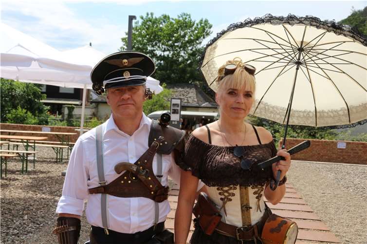 Die Steampunk-Freunde haben Spaß an der Verkleidung.