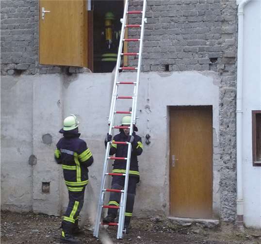 Die Steckleiter wird in Stellung gebracht.