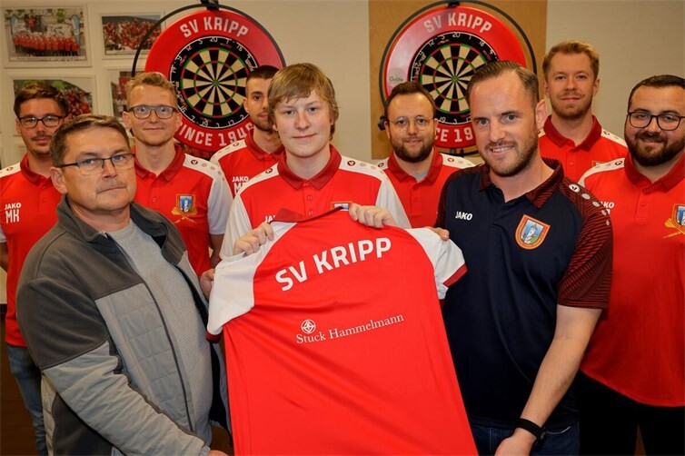 Die Steeldarts-Mannschaft des SV Kripp freut sich über das erneute Sponsoring der Firma Stuck Hammelmann.