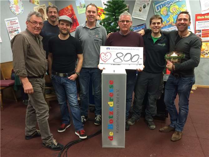 Die Stefan Müller GmbH überreichte einen Scheck über 800 Euro.