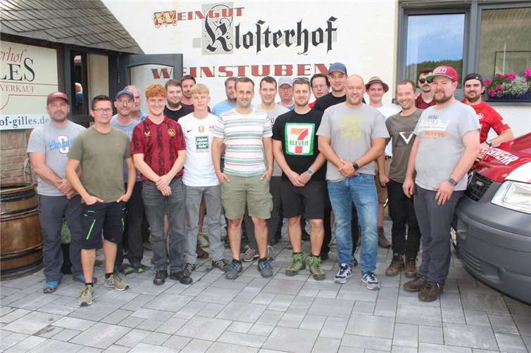 Die Steinbacher Feuerwehr vor dem Klosterhof Marienthal.  Foto: WITE