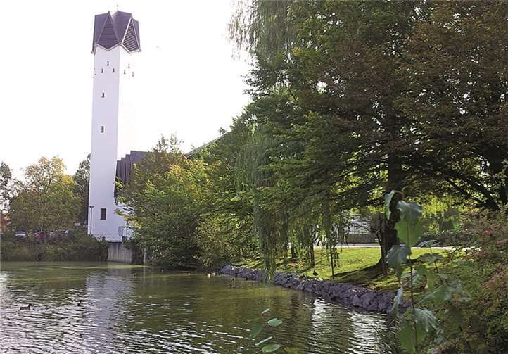 Die Steine am Ufer des Burgweihers zur Kirche hin konnten bereits erneuert werden.privat