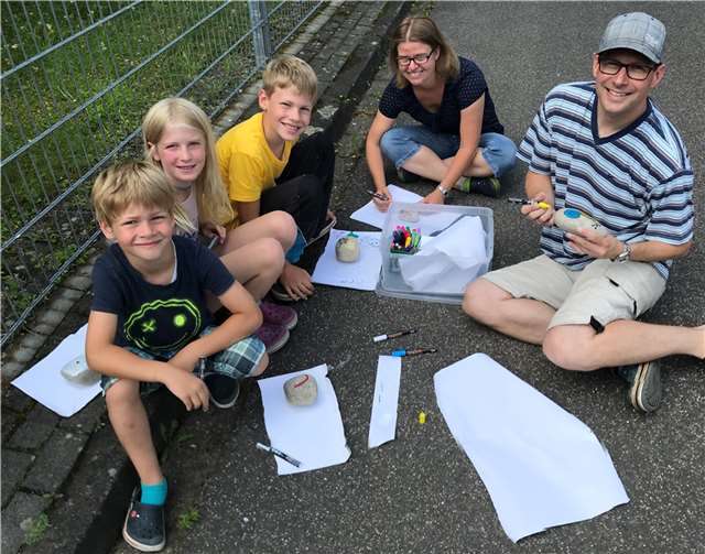 Die Steine wurden gemeinsam bemalt. Fotos: privat