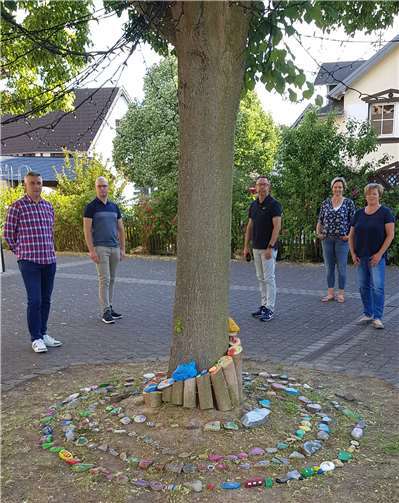 Die Steinschlange am Löhndorfer Dorfplatz hat schon eine beachtliche Länge. Foto: privat