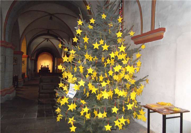 Die Sterne am Baum der Trauer erinnern an VerstorbeneFoto: privat