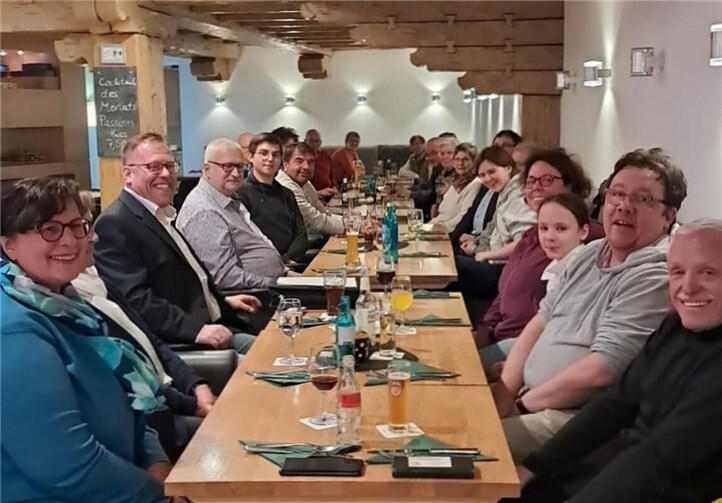 Die Sterner Bürger aus Linz im November 2025 bei ihrem traditionellen Martinsessen. 3ter von links: Vorsitzender Boris Adams.  Foto: Yvonne Adams van Beek