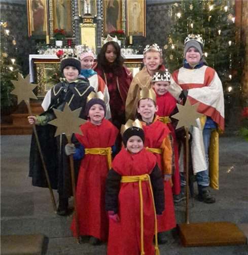 Die Sternsinger 2016 der Gemeinde Müllenbach St. Hubertus: von links: Renè Klotz, Nele Klotz, Noah Lescher, Esther Kreuser, Jule Gilles, Daniel Schmitt, Fynn Lescher, Tina Schmitt und Nils Gilles. Privat