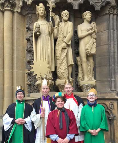 Die Sternsinger-Gruppe am Portal der Trierer Liebfrauenbasilika.privat