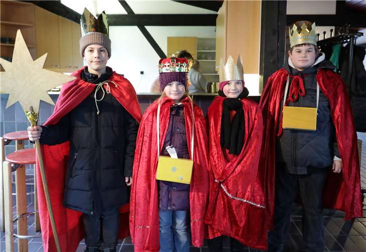 Die Sternsinger Nils Kühlwetter, Anja Kalka, Lara Kaus und Fabian Pickartz überbrachten passend zum Thema den Segen.