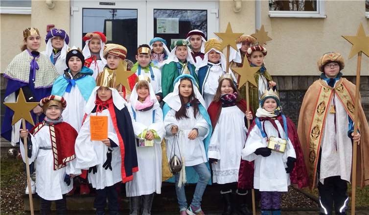 Die Sternsinger aus Bendorf-Stromberg vor dem katholischen Jugendheim. Foto: privat