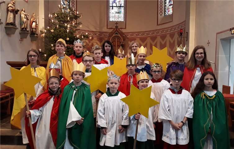 Die Sternsinger aus Kürrenberg sind wieder in festlichen, bunten Gewändern und mit einem Stern vorneweg unterwegs.Foto: privat