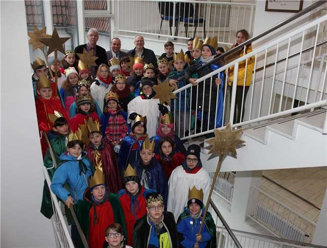 Die Sternsinger aus Niederzissen und dem Ortsteil Rodder wurden vom Bürgermeister der Verbandsgemeinde Brohltal, Johannes Bell, und dem Niederzissener Ortsbürgermeister Rolf Hans im Rathaus empfangen. Foto: WK