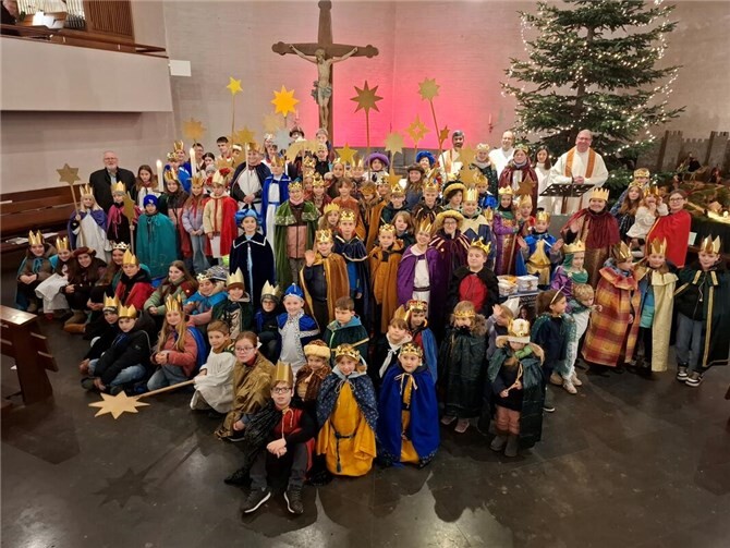 Die Sternsinger aus allen Pfarrbezirken kamen für den Aussendungsgottesdienst zusammen.  Foto: Wolfgang Doll