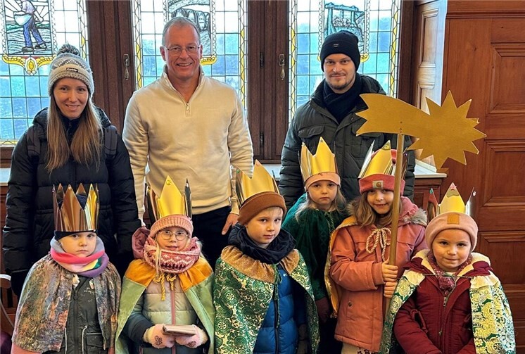 Die Sternsinger aus der Mendiger Kita St. Nikolaus waren im Rathaus der Verbandsgemeinde Mendig zu Gast.Foto: Stefan Pauly/VG-Verwaltung Mendig
